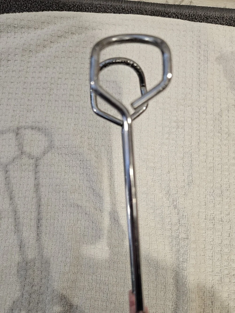Jo!e pink pig tongs, timer, frosting spatula and very small spatula.